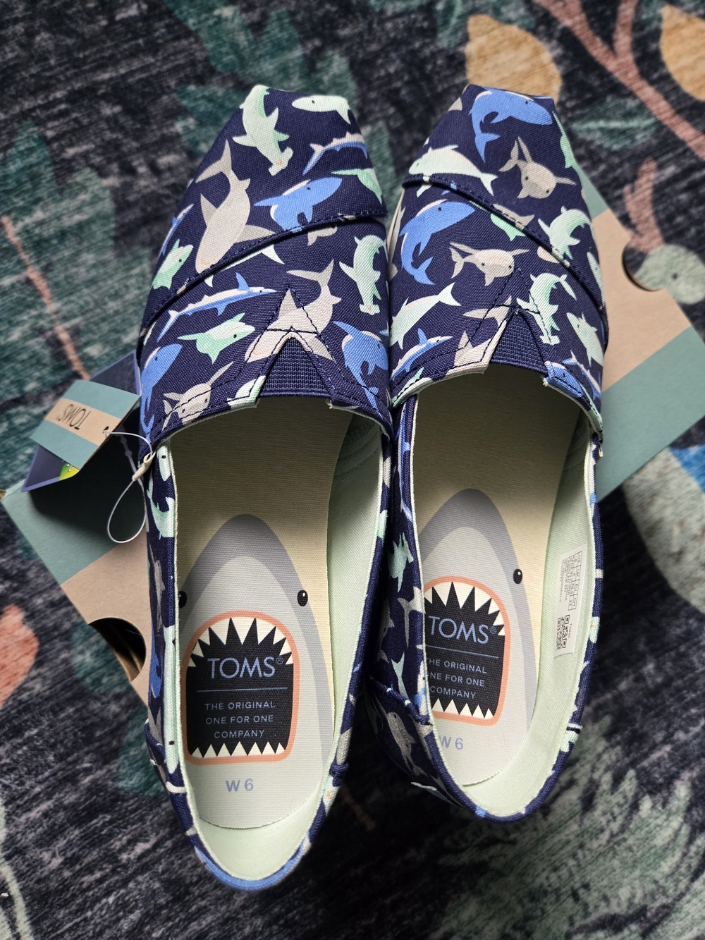 NWT TOMS Shark Print Canvas Slip-Ons in Navy Size 6